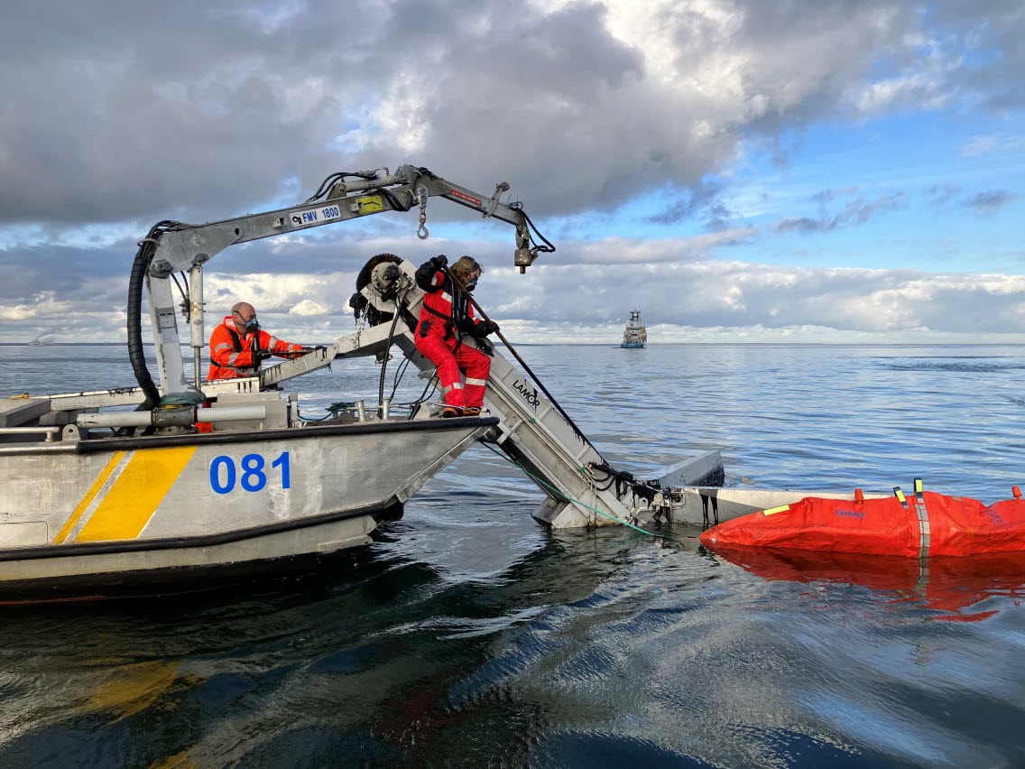 Operation Marco Polo 231024 Strandbekämpare tar upp olja i Hörvik under operation Marco Polo.